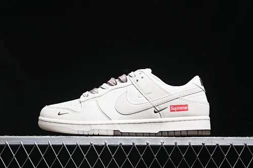 All categories Nk SB Dunk Series Nk SB Dunk Low High-end customized low-top sneakers Nk SB Dunk Low Supreme joint-white and brown double spelled with small hooks Anniversary high-end customized low-top casual sneakers BB8675-113
